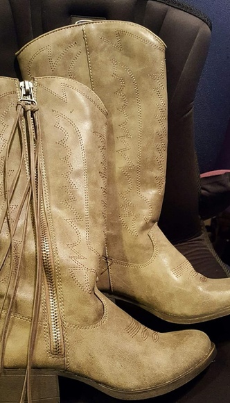 Upcycled long fringe boots - Picture 7 of 8